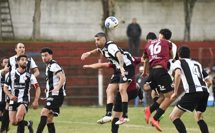 Ramiro Camiletti de Wanderers de la Horqueta y Germán Cabrera de Wanderers de Durazno por la  fecha 4 de la Copa OFI. · Foto: Ignacio Dotti