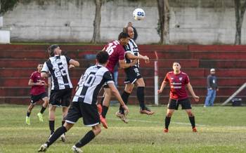 Germán Cabrera, de Wanderers de Durazno, y Leonardo Rivero, de Wanderers de La Horqueta, durante el partido disputado en el estadio de Juventud de Colonia por la fecha 4 de la Copa OFI de clubes, divisional A. · Foto: Ignacio Dotti