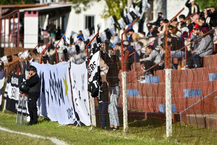 Hinchas de Wanderers de la Horqueta, durante el partido entre Wanderers de la Horqueta y Wanderers de Durazno, el 24 de mayo, en la cancha de Juventud de Colonia. · Foto: Ignacio Dotti