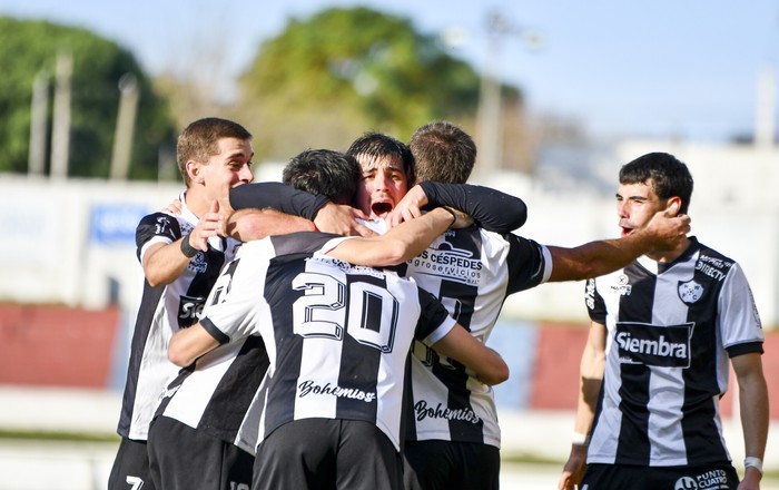 Matheuw Valvéz, de Wanderers de la Horqueta, celebra su gol ante Wanderers de Durazno, en el estadio de Juventud de Colonia, por la fecha 4 de la Copa OFI de clubes, divisional A (archivo, mayo de 2025). · Foto: Ignacio Dotti