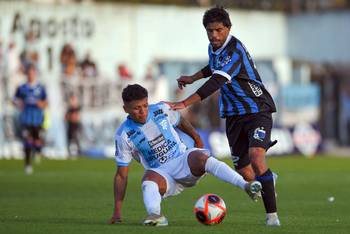 Enrique Almeida, de Cerro, y Lucas Acosta, de Liverpool, el 25 de mayo, en el estadio Belvedere. · Foto: Gianni Schiaffarino