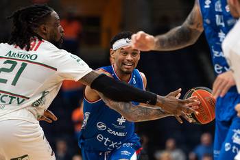 Frank Hassell, de Aguada, y Michael Smith, de Nacional, durante la cuarta final de la LUB, el 25 de mayo, en el Antel Arena. · Foto: Gianni Schiaffarino