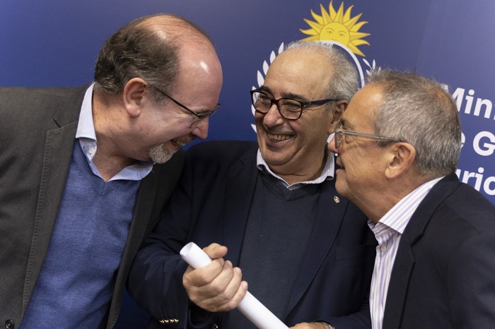 Miguel Sierra, Alfredo Fratti y Gastón Scayola, en la sede del ministerio. · Foto: Ernesto Ryan