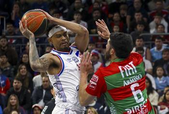 Michael Smith, de Nacional, y Federico Pereiras, de Aguada. · Foto: Rodrigo Viera Amaral