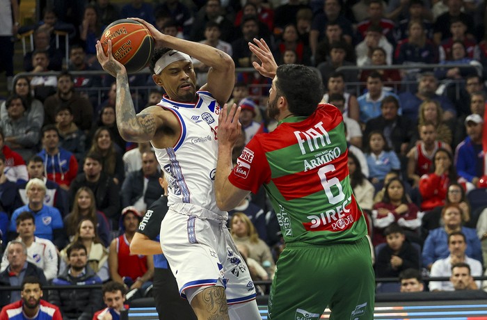Eduardo Superi, de Nacional, y Federico Pereiras, de Aguada, el 16 de mayo, en el Antel Arena. · Foto: Rodrigo Viera Amaral
