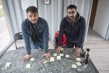 Pablo González y Christian Quintero en la Cocina Comunitaria de Bella Italia. · Foto: Gianni Schiaffarino
