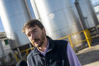 El director nacional de industria Adrián Miguez en la planta de Calcar. · Foto: Ignacio Dotti