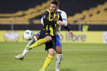 Leandro Umpiérrez, de Peñarol, y Damián Fernández de Vélez Sarsfield, el 29 de mayo. · Foto: Rodrigo Viera Amaral