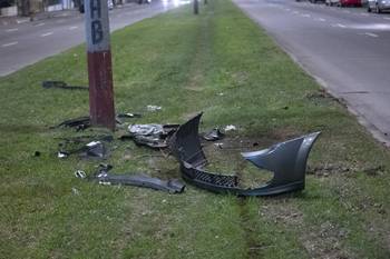 Restos de uno de los autos accidentados, sobre José Batlle y Ordóñez (ex Propios). · Foto: Alessandro Maradei
