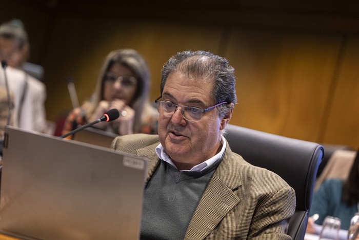 Daniel Alza, el 30 de mayo, durante la comisión especial de la Cámara de Senadores. · Foto: Ernesto Ryan