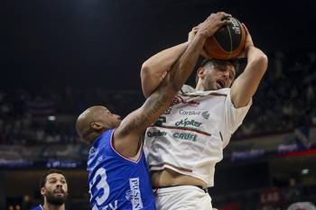 Ernesto Oglivie, de Nacional, Agustín Zuvich, de Aguada, durante la quinta final de la Liga Uruguaya de Básquetbol, el 16 de mayo, en el Antel Arena. · Foto: Rodrigo Viera Amaral