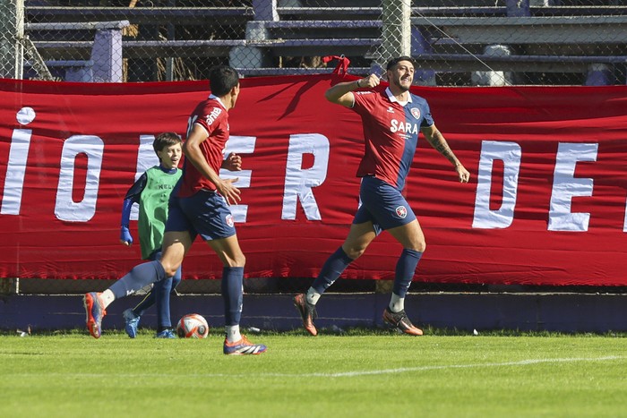 Diego Sánchez, de Albion, tras convertirle un gol a Fénix, el 31 de mayo, en el estadio Luis Franzini. · Foto: Rodrigo Viera Amaral