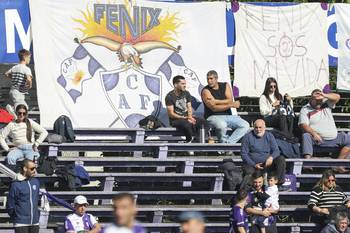 Hinchada de Fénix, en el estadio Luis Franzini. Foto: Rodrigo Viera Amaral (archivo, mayo de 2025)