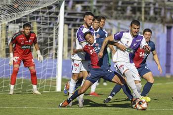 Rodrigo Viega, de Albion, y Sebastián Ribas, de Fénix, en el estadio Luis Franzini. · Foto: Rodrigo Viera Amaral