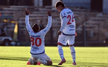 Rómulo Otero y Exequiel Mereles de Nacional, el 1º de junio, en el estadio Alfredo Víctor Viera. · Foto: Alessandro Maradei