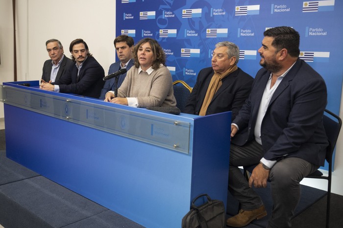 Guillermo Rodríguez, Santiago Gutiérrez, Felipe Algorta, Macarena Rubio, Carlos Enciso y Nicolás Olivera, en la Casa del Partido Nacional. · Foto: Ernesto Ryan