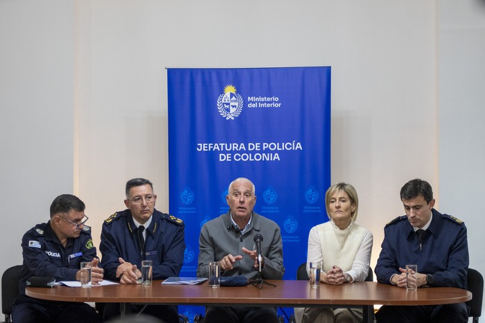 Paulo Costa, jefe de Policía de Colonia, José Manuel Azambuya, director de la Policía Nacional, Carlos Negro, ministro del Interior, Gabriela Valverde, subsecretaria del Ministerio del Interior, y Alfredo Clavijo, subdirector de la Policía Nacional, durante la conferencia de prensa en la Jefatura de Policía de Colonia. · Foto: Ignacio Dotti