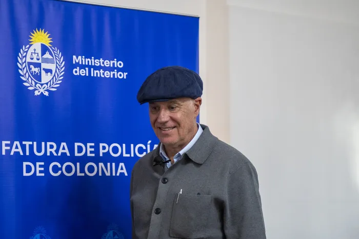 El ministro del Interior, Carlos Negro, en la Jefatura de Policía de Colonia. (Archivo, junio de 2025) · Foto: Ignacio Dotti