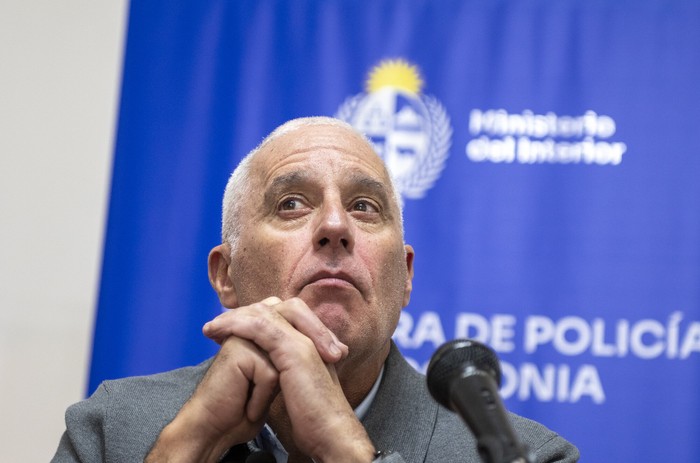 Carlos Negro, en conferencia de  prensa en la Jefatura de Policía de Colonia. (archivo, junio 2025) · Foto: Ignacio Dotti