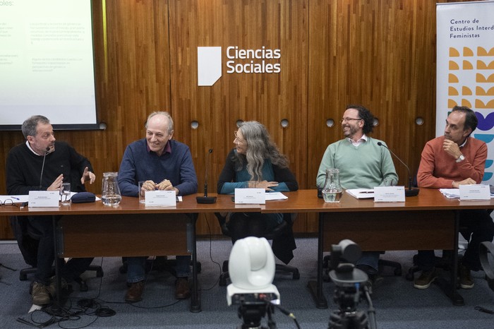 Nicolás Wschebor, Gregory Randall, Niki Johnson, Héctor Cancela y Fernando Miranda, durante una actividad del  Centro de Estudios Interdisciplinarios Feministas, el 4 de junio en la Facultad de Ciencias Sociales. · Foto: Alessandro Maradei