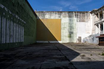 Obras de remodelación del frontón de pelota vasca de Colonia del Sacramento. · Foto: Ignacio Dotti