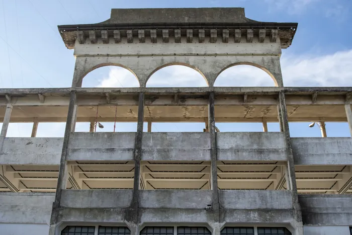 Obras de remodelación del frontón de pelota vasca de Colonia del Sacramento.
Foto: Ignacio Dotti