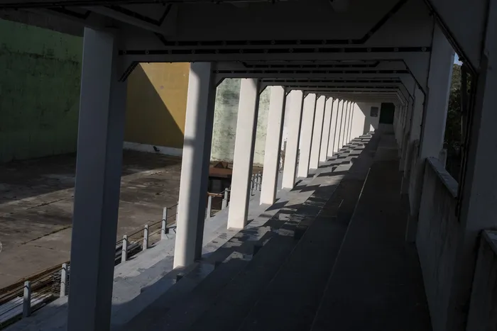 Obras de remodelación del frontón de pelota vasca de Colonia del Sacramento (archivo, 2025). · Foto: Ignacio Dotti