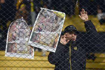 Hinchas de Peñarol con afiches en homenaje a Ignacio Suárez, el 7 de junio, durante el partido ante Defensor Sporting, en el estadio Campeón del Siglo. · Foto: Martín Varela Umpiérrez