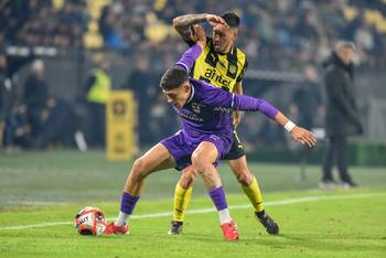Javier Cabrera, de Peñarol, y Patricio Pacífico, de Defensor Sporting (archivo, junio de 2025). · Foto: Martín Varela Umpiérrez