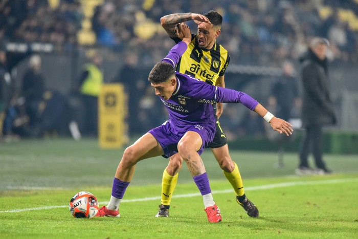 Javier Cabrera de Peñarol y Patricio Pacífico de Defensor, el 7 de junio. en el estadio Centenario. · Foto: Martín Varela Umpiérrez