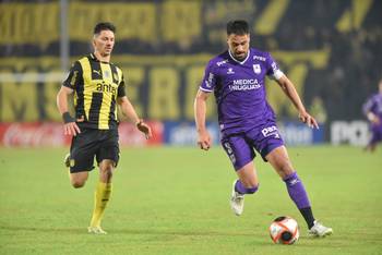 Maxi Silvera, de Peñarol, y Guillermo de los Santos, de Defensor, en el Campeón del Siglo (archivo, junio de 2025). · Foto: Gianni Schiaffarino