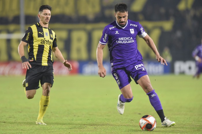 Maximiliano Silvera, de Peñarol, y Guillermo de los Santos, de Defensor Sporting, en el estadio Campeón del Siglo. (archivo, mayo de 2025) · Foto: Martín Varela Umpiérrez