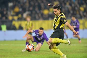 Maxi Silvera, jugando para Peñarol, el 7 de junio de 2025, en un partido ante Defensor Sporting, en el estadio Campeón del Siglo. · Foto: Martín Varela Umpiérrez