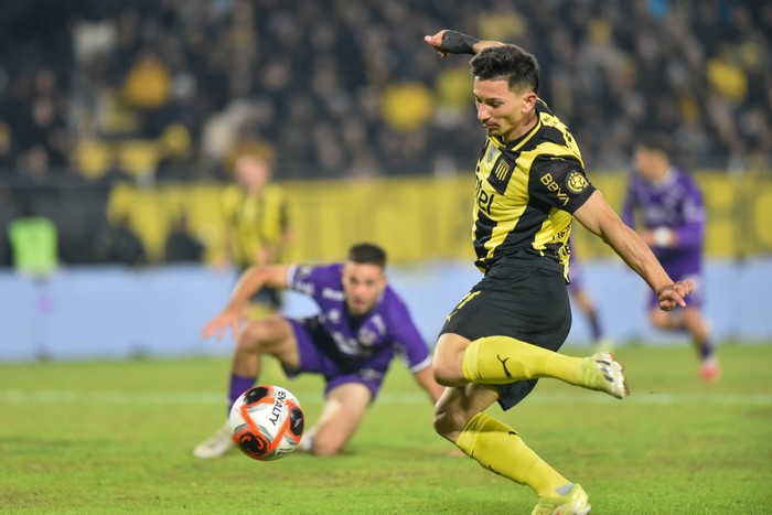 Maxi Silvera, jugando para Peñarol, el 7 de junio, durante un partido ante Defensor Sporting, en el estadio Campeón del Siglo · Foto: Martín Varela Umpiérrez