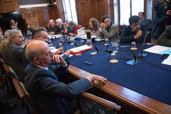 Comisión del senado que vota proyecto de Ley Orgánica de la Caja de Jubilaciones y Pensiones 
Profesionales del Uruguay, el 10 de junio, en la Sala de Ministros del Palacio Legislativo. · Foto: Gianni Schiaffarino