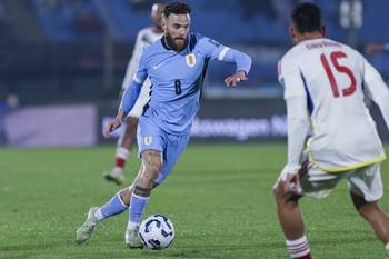 Nahitan Nández, de Uruguay, durante un partido por Eliminatorias ante Venezuela, en el estadio Centenario (archivo, junio de 2025). · Foto: Rodrigo Viera Amaral
