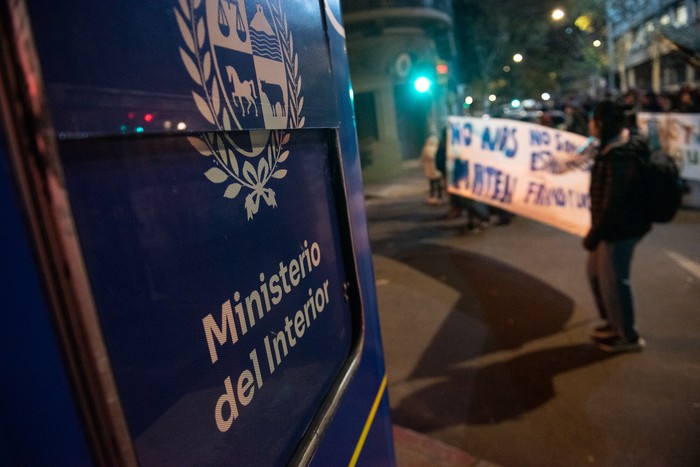 Movilización convocada por colectivos vinculados a la salud mental, el 11 de junio, desde la plaza Cagancha hasta el Ministerio del Interior. · Foto: Gianni Schiaffarino