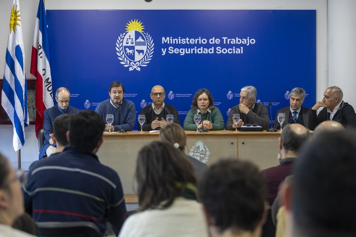 Michel Guinand, Mauricio Fuentes, Marcelo Abdala, Laura Bajac, Luis Puig, José Pedro Derregibus y Fernando Olivera, el 12 de junio, en el Ministerio de Trabajo y Seguridad Social. · Foto: Rodrigo Viera Amaral
