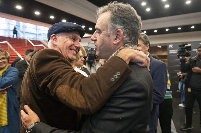 Carlos Negro y Yamandú Orsi en la fiesta de los 15 años de Pelota al Medio a la Esperanza. · Foto: Alessandro Maradei