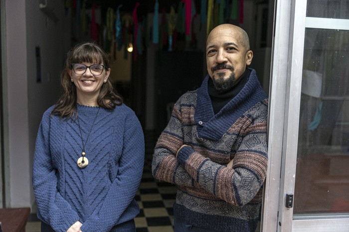 Leroy Gutiérrez y Elisa Fischer, integrantes de la ONG Idas y Vueltas, en la sede de la fundación. · Foto: Ernesto Ryan