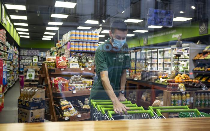 Trabajador de supermercado Devoto, Express  en 18 de Julio (archivo, marzo de 2020)
 · Foto: .