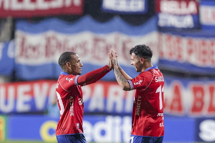 Rómulo Otero y Gabriel Báez, de Nacional, festejan el primer gol a Racing, el sábado 14 de junio en el estadio Parque Viera. · Foto: Rodrigo Viera Amaral
