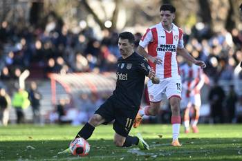 Maximiliano Silvera, de Peñarol, y Emiliano Jourdan, de River Plate (archivo, junio de 2025). · Foto: Alessandro Maradei