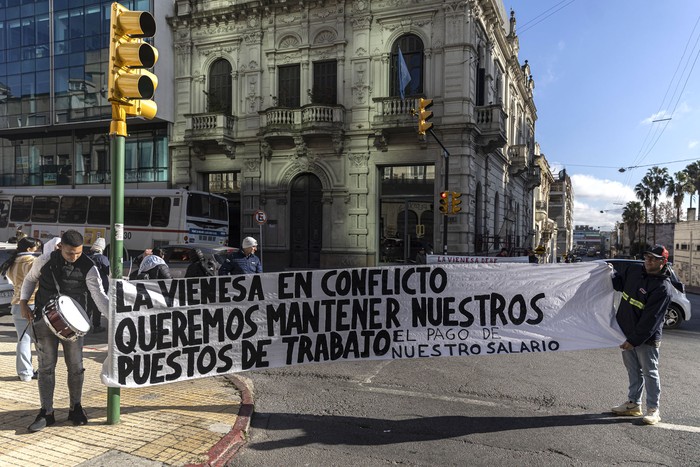 Los trabajadores de La Vienesa se manifiestan, el 16 de julio, en las afueras de la Dinatra. · Foto: Ernesto Ryan