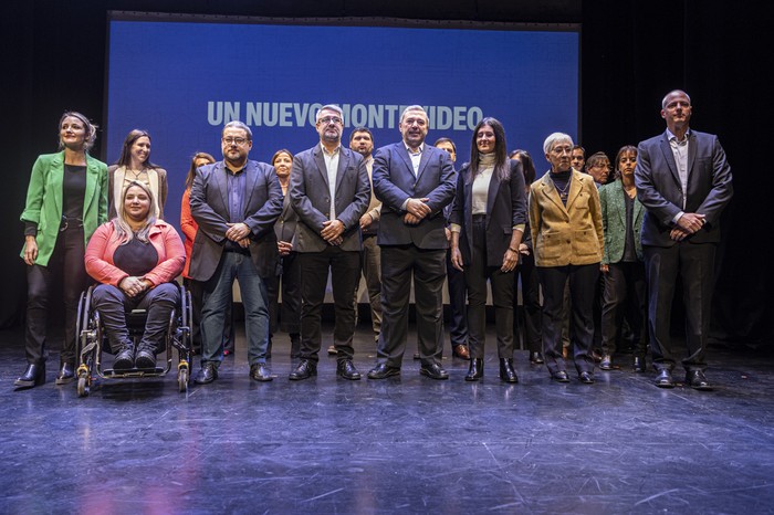 Mario Bergara y su gabinete de gobierno en el Centro Cultural Artesano. · Foto: Ernesto Ryan