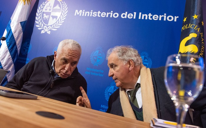 Carlos Negro y Juan Miguel Petit, durante la conferencia de prensa, el 16 de junio, en el Ministerio del Interior. · Foto: Gianni Schiaffarino