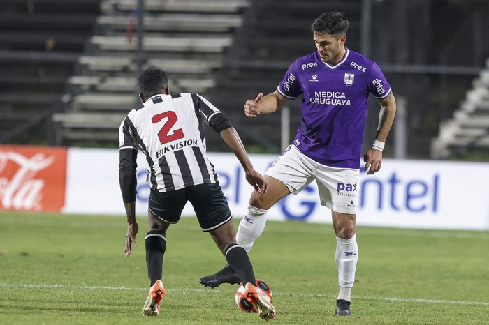 Paulo Lima, de Montevideo Wanderers, y Maximiliano Gómez, de Defensor Sporting, en el Parque Alfredo Víctor Viera. · Foto: Rodrigo Viera Amaral