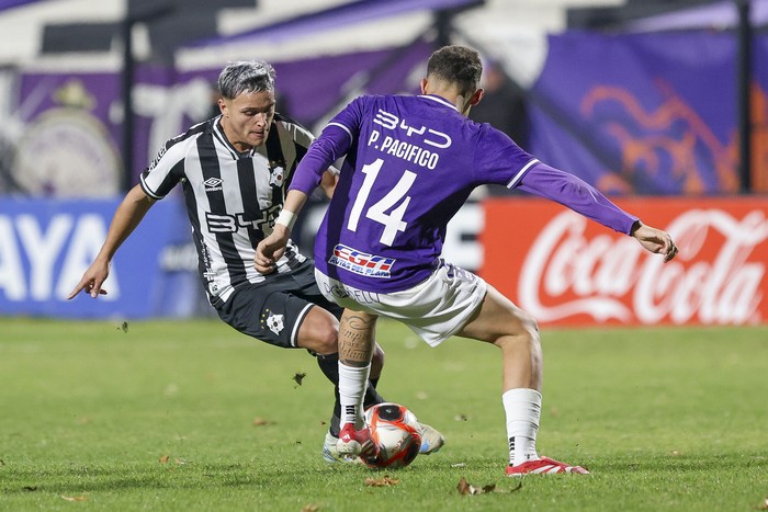 Nicolás Ferreira de Wanderers y  Patricio Pacífico de Defensor Sporting, en el Parque Víctor Alfredo Viera. (archivo, junio de 2025) · Foto: Rodrigo Viera Amaral