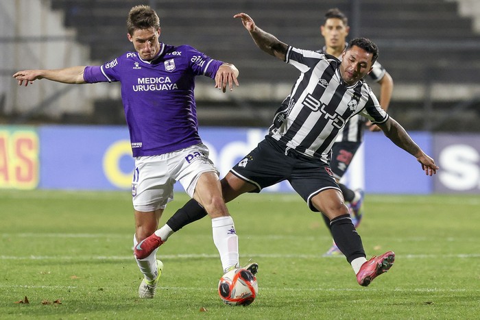 Lucas Agazzi, de Defensor Sporting y Tabaré Viudez, de Wanderers, el 17 de junio, en el Parque Viera. · Foto: Rodrigo Viera Amaral