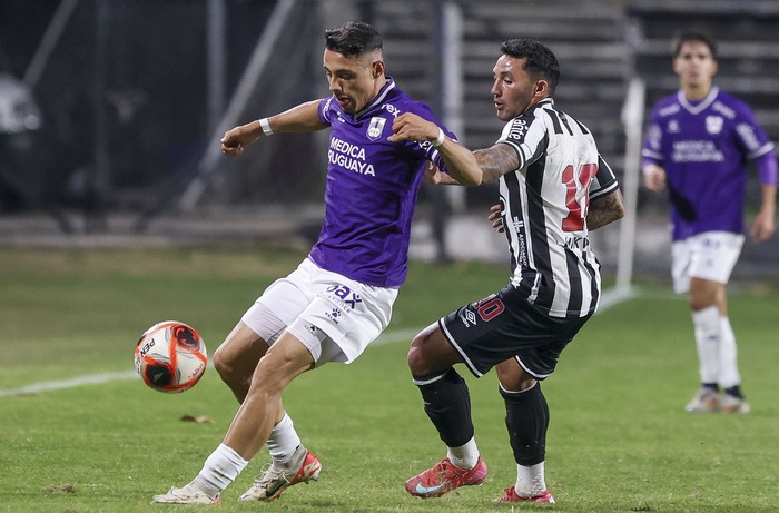 Diego Abreu de Defensor Sporting,Tabaré Viudez, de Wanderers, el 17 de junio, en el Viera. · Foto: Rodrigo Viera Amaral
